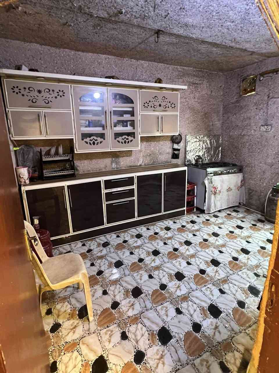 سلام عليكم مشتمل لبيع مساحته 130 مربع طابو صرف واجيه 12حله شارع 80قرب صيدليه النموذجيه لاستفسار على هذا الرقم ***********
