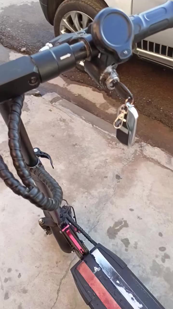 السلام عليكم للبيع سكوتر شحن 48فولت ليثيوم ماكني موصل جانب اليمن الشراي يخبرني عالا هذا الرقم *********** سعر 200 بيها مجل الطيبين
