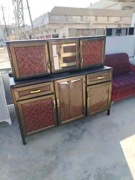 السلام عليكم كاونتر مستخدم للبيع العنوان المفرق الطرق والجسور مقابيل العزات بالاتجاهق السعر 200 وبي مجال للاستفسار ***********
