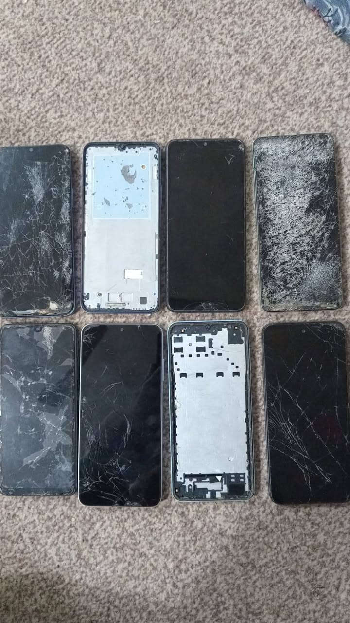 السلام عليكم
هاي الأجهزة ابيعهن على هاي الوضعيه احسن ولا تكلي يشتغل او لا وابيعهن كلهن شلع ما ابيع مفرد الي يريدهن يراسلني خاص 
سعر الجهاز 25 الف قفل 
مكاني بغداد جميلة ***********
