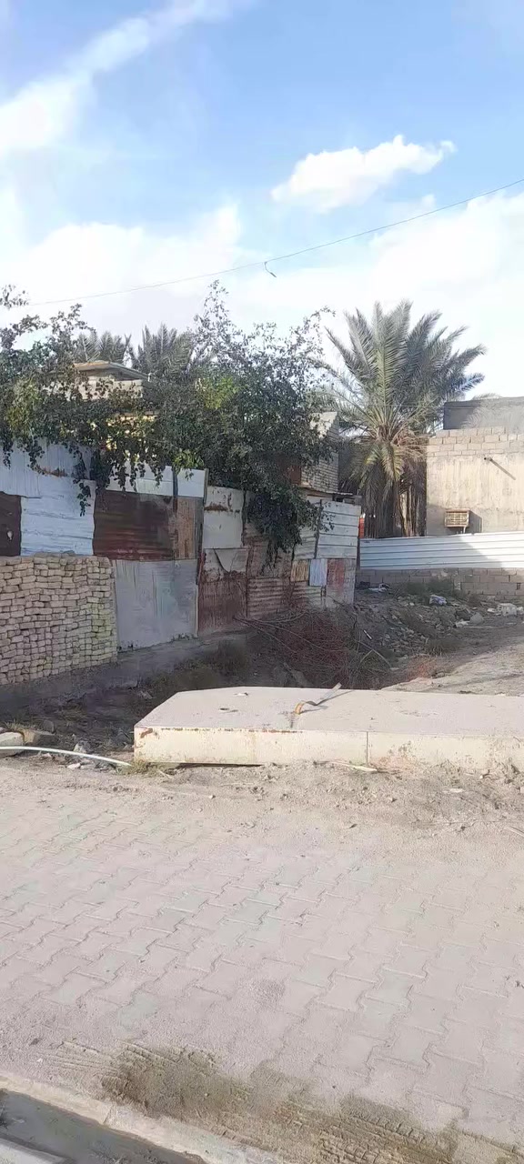 ارض للبيع الهوير الصغير مدفونه ومحدوله كامله شارعهه مقرنص عرضه سبع امتار كل الخدمات بيهه  مساحه الارض ٣٥٠ متر زراعي للاستفسار اتصل ***********
