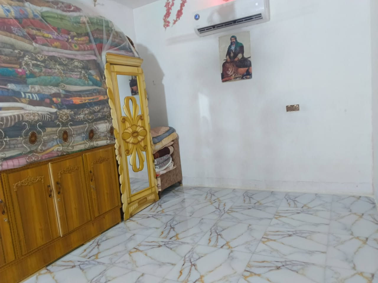 سلام عليكم بيت للبيع بنزله مطعم جواد يتكون البيت من(غرفتين+مطبخ+صاله+ستقبال+صحيات خارجيه) وياه مشتمل100متر يتكون المشتمل من(غرفه+مطبخ+حوش جبير+بي باب وي لبيت وباب خارجي عل شارع+صحيات خارجيه نضيفه) المراسله واتساب ***********
