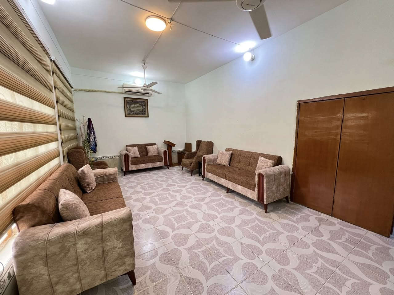 السلام عليكم 
الموقع خنيطله او حي الزهراء الفرع الثالث 
منزل للبيع المساحة 250 متر طابو صرف 
طابقين  
الشراي يتفضل يتصل على الرقم بي واتساب 
***********
