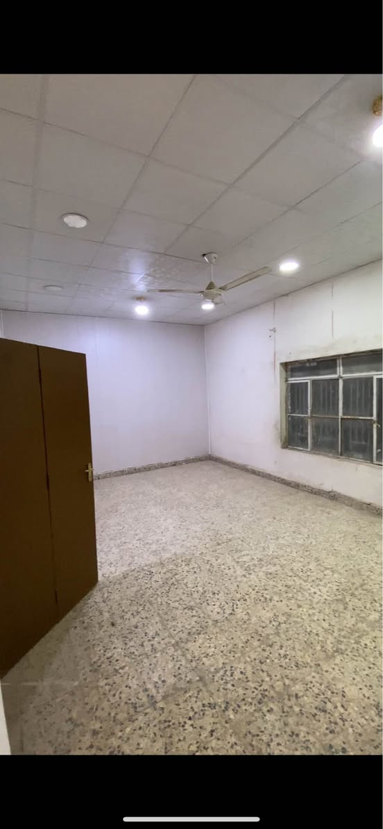 دار للايجار في الجببله خلف تايم طابقين المساحه٢٥٠ يتكون الطابق الارضي من كراج حديقه تواليت و ديوانيه واستقبال وصاله وغرفتين ومطبخ وحمام وتواليت
الطابق الثاني يتكون من ثلاث غرف وصاله ومطبخ وحمام وسطح  بيت نظيف وموقع ممتاز سكني
سعر الايجار مليون و١٥٠ قابل للتفاوض
*********** البصرة, العراق
