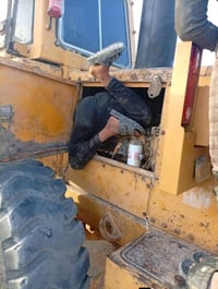 عامل لكافة الخدمات داخل بغداد اجيك اي مكان تواصل واتساب  07801168501