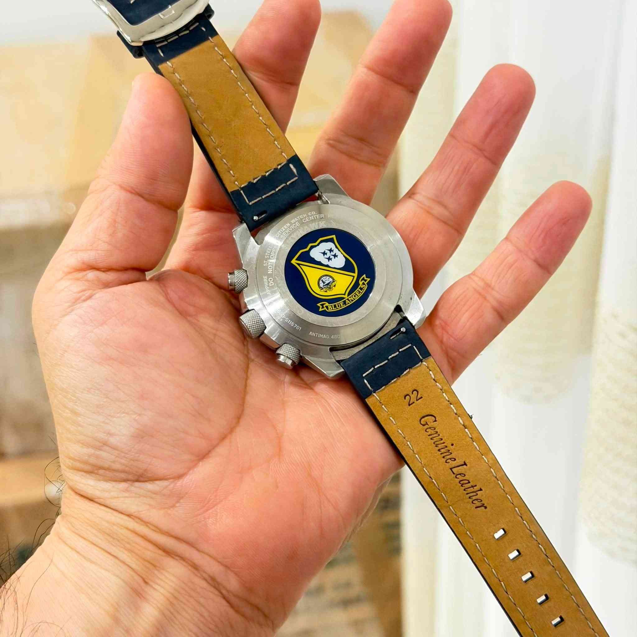 ساعه سيتزن ايكو داريف سكاى هوك خاص لطيارين مصنوعه ساعه 
يابانى اصلي 
بيها عديد من موصفات العالميه 
تعد سيتيزن سكاي هوك (Citizen Promaster Skyhawk A-T) واحدة من أكثر ساعات الطيارين احترافية وتعقيداً، وتتميز بمزيج من التقنيات المتقدمة والتصميم الرياضي القوي. إليك أبرز مواصفاتها:تقنية الشحن (Eco-Drive): تعمل بالطاقة الشمسية أو أي مصدر ضوء اصطناعي، مع بطارية تدوم حتى 6 أشهر ومؤشر لاحتياطي الطاقة.التوقيت الذري (Atomic Timekeeping): مزامنة تلقائية للإشارة الراديوية لضبط الوقت بدقة متناهية في 43 مدينة حول العالم.التصميم والخامات: هيكل ضخم بحجم 45 أو 46 مم مصنوع من الستانلس ستيل المتين أو التيتانيوم، مع زجاج كريستال الياقوت (Sapphire) المقاوم للخدش.الوظائف المتقدمة: كرونوغراف (ساعة إيقاف) بدقة 1/100 من الثانية، منبهات مزدوجة، تقويم دائم، وإطار دوار للحسابات الرياضية للطيارين.مقاومة الماء: مقاومة للماء حتى عمق 200 متر، مما يجعلها مناسبة للسباحة والغطس.لإلقاء


**إذا كنت صاحب هذا الإعلان وتريد حذفه لأي سبب، رجاءا أرسل رسالة إلى الدعم الفني**