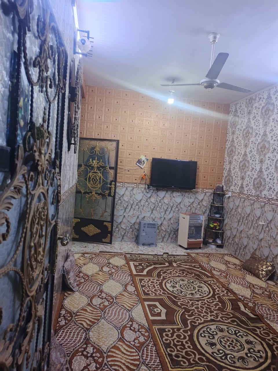 السلام عليكم بيت للبيع في منطقة أبو درع مقابيل أم الكبر ولغزلان المساحة 100  والواجهه ٥   طابق اونص   منطقة كافه الخدمات بيه السعر٩٣ اوبي مجال للستفسار ***********
