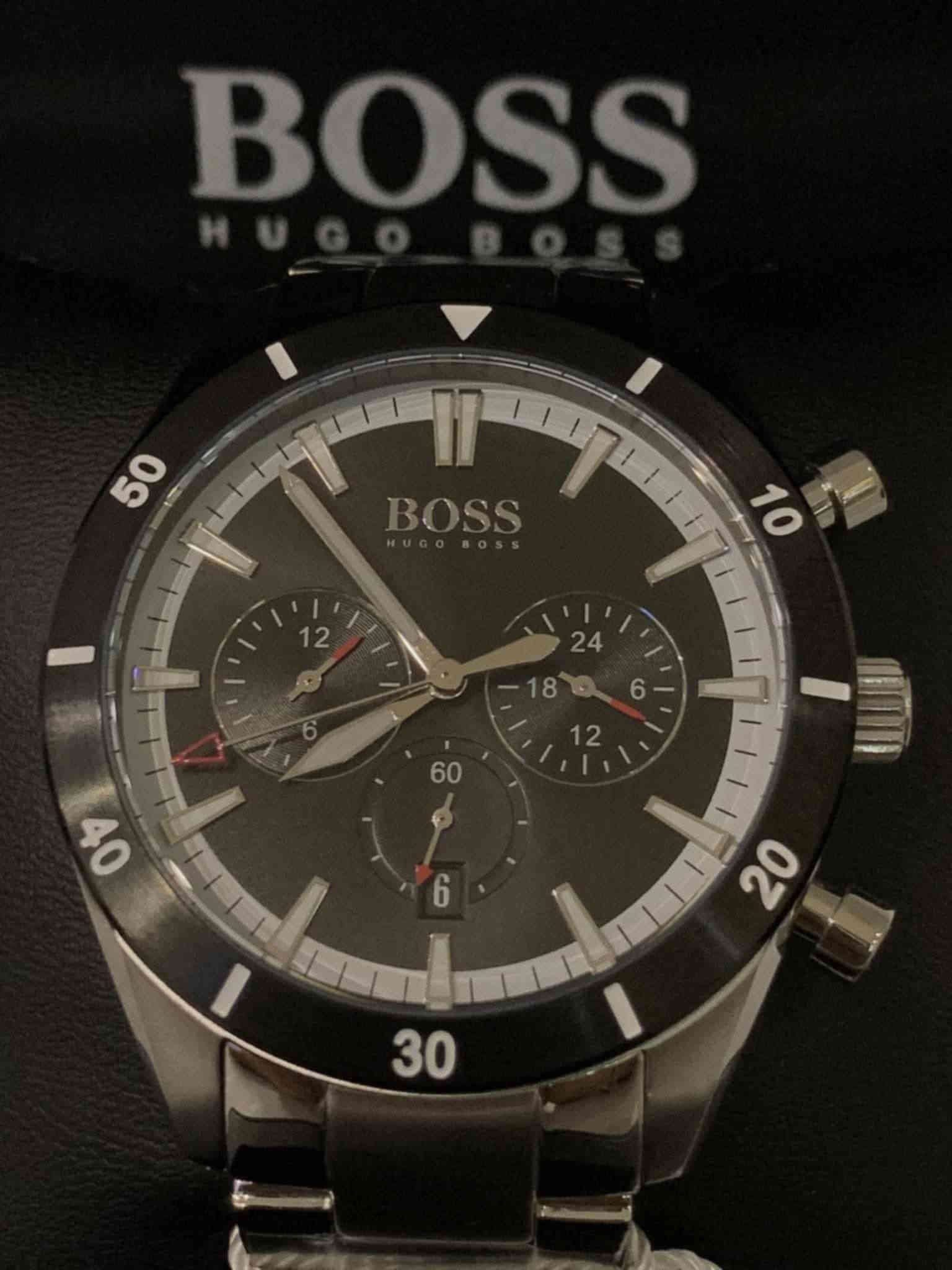 السلام عليكم.......
ساعة BOSS براند الماني بطارية مكينة ياباني 
نافذة للعرض التاريخ 
سناتر شغالة 
أميال وأرقام فسفوري 
نظام ٢٤ساعة 
القطر ٤٤
مقاوم للماء ٥٠م 
سير حديد ستانلس ستيل معلم 
جديد غير مستعمل مع العلبة الاصلية وبطاقة الضمان 
السعر ١٠٠الف 
يوجد توصيل ***********
