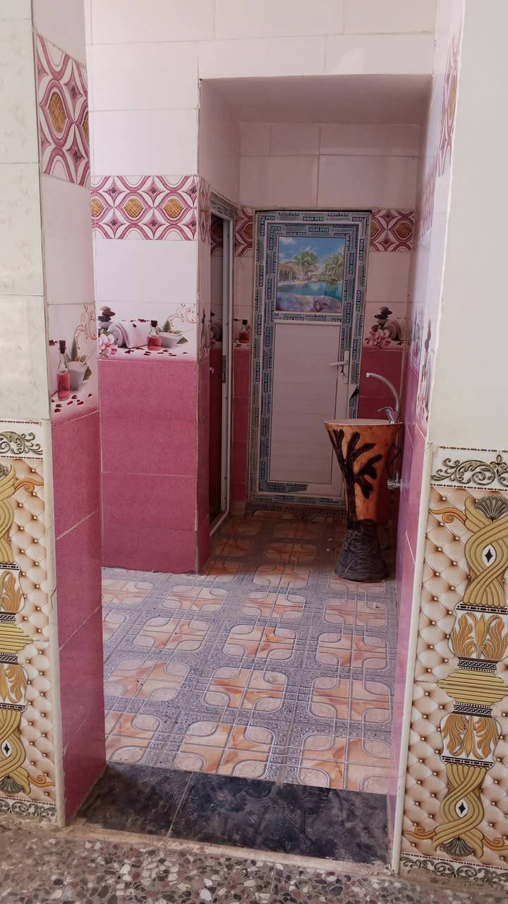 السلام عليكم بيت مساحة 300م بيت بناء جديد قرب تقاطع العلوية شريفة ع للاستفسار ***********
