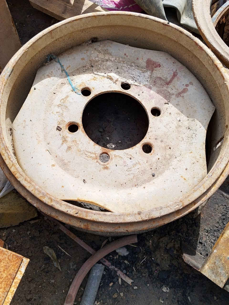 سلام عليكم للبيع وياله بلاديات حجم 20 مال مقطوره مال عربانه اربع تايرات ومكاني بغداد الشعله اتصل على الرقم وبيك خير ***********
