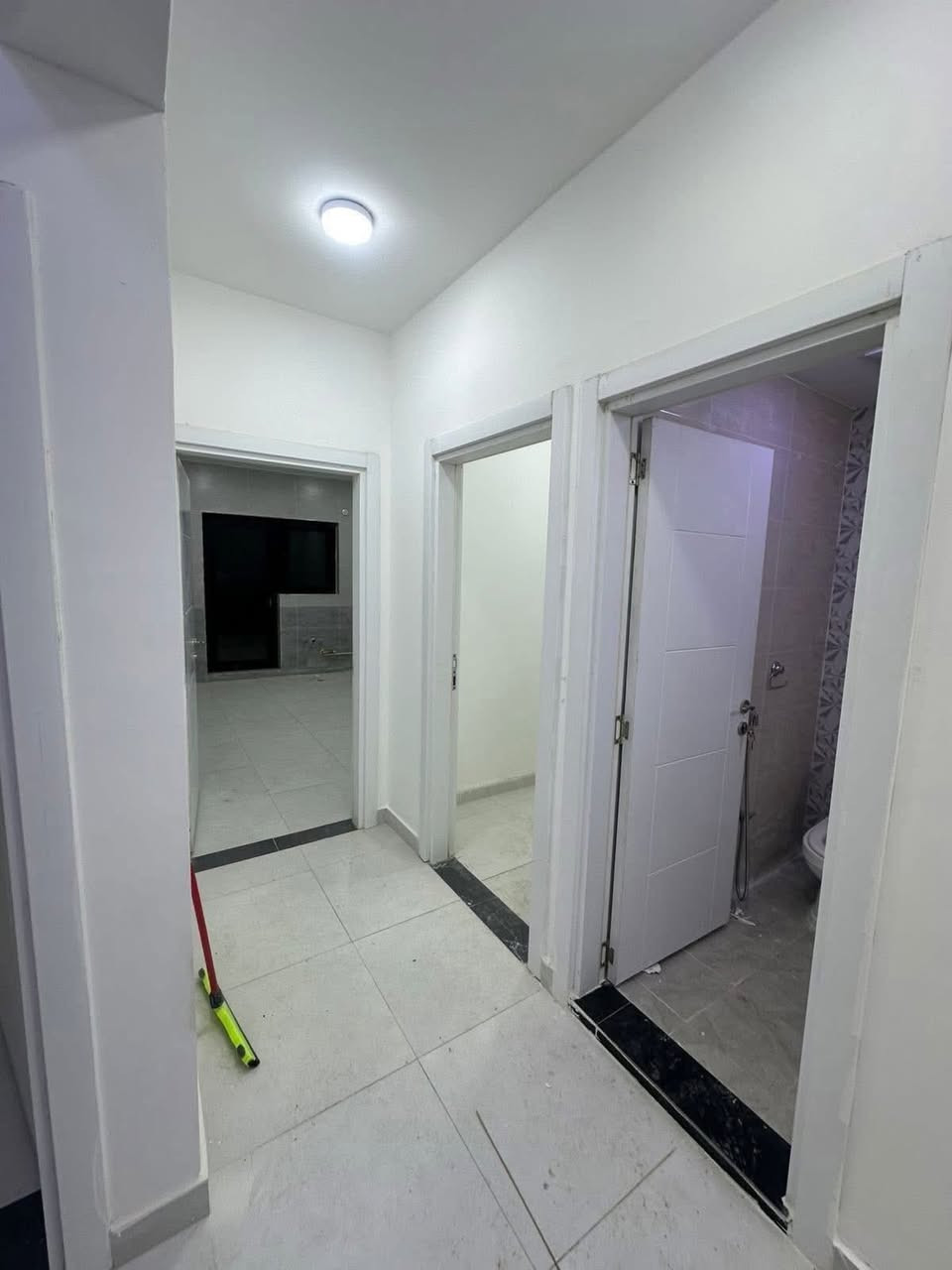 🏡شقق ديلوكس للإيجار – للعوائل حصراً
📍 المنصور – البيجية - مجمع دار السلام السكني

✨المساحة 134م غرفتين | ومساحة 205م 3 غرف

التفاصيل: غرفتين نوم، صالة، مطبخ، حمامين، ولوندري
كراج خاص + كراج تحت الأرض

🏫 مدارس وحضانة وسكيورتي واسواق ومول قيد الانشاء ومختلف الخدمات داخل المجمع
🛗 3 مصاعد سريعة وآمنة

💰 سعر الايجار للمساحة 134م: 900 ألف (قابل للتفاوض)
💰سعر الايجار للمساحة 205م: مليون و250 الف

📱 للاستفسار: واتساب أو اتصال ***********

🔸ملاحظة: عندك شقة او بيت وتريد تأجرها بداخل اي مجمع سكني او خارج المجمعات اعرضها يمنا والباقي علينا
