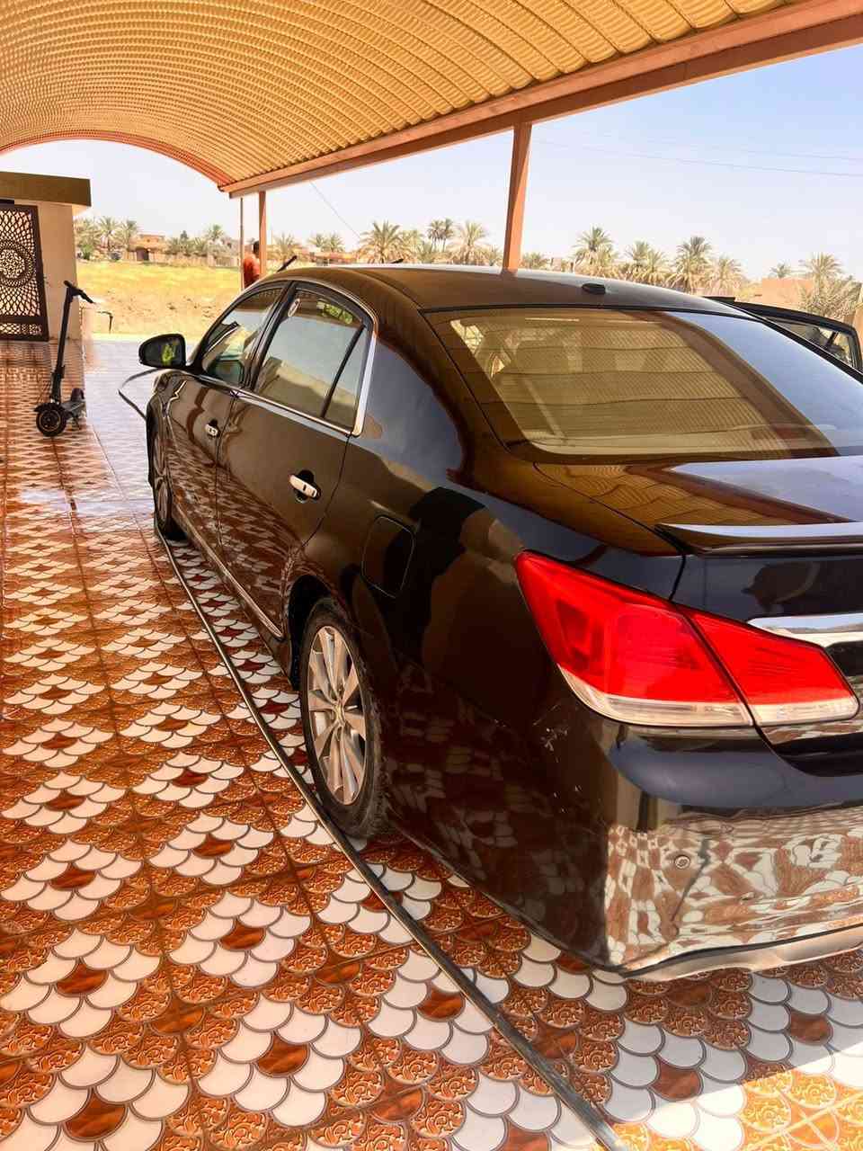 سلام عليكم افالون 2011 فول اوبشن 1/1* - فئة Limited:للتصال *********** السعر 🔥 157 وبيه مجال 
*المحرك والاداء*
- *المحرك*: V6 سعة 3.5 لتر DOHC 24 صمام مع Dual VVT-i
- *القوة*: 268 حصان  6200 RPM
- *العزم*: 248 رطل/قدم @ 4700 RPM
- *الكير*: 6 سرعات اوتوماتيك شفتبل Sequential Shift
- *الدفع*: امامي FWD
- *صرف البانزين*: داخل المدينة 20 MPG، خارجي 29 MPG، مشترك 23 MPG
- *خزان البانزين*: 18.5 كالون ≈ 70 لتر
- *السحب*: لحد 1000 باوند ≈ 450 كغم 740bbe91

*الابعاد والوزن*
- *الطول*: 197.6 انج ≈ 502 سم
- *العرض بدون مرايا*: 72.8 انج ≈ 185 سم
- *الارتفاع*: 58.5 انج ≈ 148.5 سم
- *قاعدة العجلات*: 111 انج ≈ 282 سم
- *الوزن*: 3616 باوند ≈ 1640 كغم
- *السعة*: 5 ركاب
- *الصندوق الخلفي*: 14.4 قدم مكعب 740b9dc9

*مواصفات الفول 1/1 Limited*
*الراحة والفخامة:*
- مقاعد جلد فاخرة
- مقاعد امامية 8 اتجاهات كهربائية مع تدفئة وذاكرة للسائق
- تدفئة للمقاعد الامامية كشن ومسند
- تبريد وتدفئة ثنائي المنطقة Dual Zone
- فتحة سقف بانوراما كهربائية Tilt/Slide
- ستيرن تحكم + كروز كنترول
- شاشة لمس DVD + نافيجشن + كاميرا رجوع
- مرايا جانبية تدفئة + طي كهربائي + اشارات LED 54c85a76be914ca8

*الترفيه:*
- مسجل JBL 660 واط 12 سماعة محيطي
- بلوتوث + USB + XM راديو فضائي 6 شهور مجاناً
- منافذ كهرباء امامي وخلفي 5a764ca8

*الامان:*
- 7 ايرباكات + ايرباك ركبة للسائق
- Vehicle Stability Control VSC + ABS
- حساسات خلفية + كاميرا رجوع 5a76

*الخارجية:*
- ويل 17-18 انج الالمنيوم مشغول
- لايت امامي بروجكتر + LED Light pipes
- لايت خلفي LED
- سبويلر خلفي + اطارات كروم
- مرايا تدفئة وطي كهربائي مع اشارات 
- ⁠السعر 157 وبيه مجال 
- ضرر  باب الصندوق مبدل تجاري و مصبوغ
- مكان السياره صلاح الدين تكريت 
- للتصال***********
-
