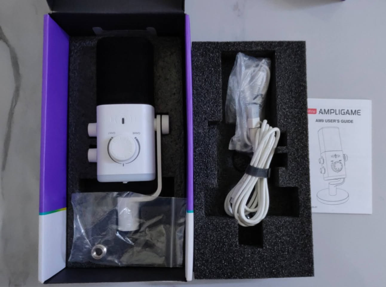 للبيع: بكج ستريمر مايك مع مكسر من FIFINE (AM9 + SC3) نظافة 99% السعر 150 الف
1️⃣ مايكروفون Fifine AM9 (Dynamic RGB Microphone):

صوت احترافي: مايك دايناميك يعزل الضجيج المحيط ويركز على صوتك فقط (مثالي للغرف غير المعزولة).

توصيل مزدوج: يدعم USB (للتوصيل المباشر بالكمبيوتر) و XLR (للتوصيل بالمكسرات الاحترافية).

شكل خرافي: إضاءة RGB قابلة للتخصيص تضيف لمسة جمالية للـ Setup الخاص بك.

تحكم سريع: زر كتم صوت (Mute) باللمس ومخرج سماعة للمراقبة المباشرة بدون تأخير.

2️⃣ مكسر الصوت Fifine SC3 (USB Audio Mixer):

تحكم كامل: أزرار مخصصة للتحكم بصوت المايك، الموسيقى، وصوت اللعبة بشكل منفصل.

مؤثرات صوتية: يحتوي على أزرار للمؤثرات الجاهزة وتغيير الصوت (Voice Changer).

دعم طاقة 48V Phantom Power: لتشغيل أقوى أنواع المايكات.

إضاءة RGB: متناسقة تماماً مع المايك لتعطيك مظهر ستريم احترافي


**إذا كنت صاحب هذا الإعلان وتريد حذفه لأي سبب، رجاءا أرسل رسالة إلى الدعم الفني**