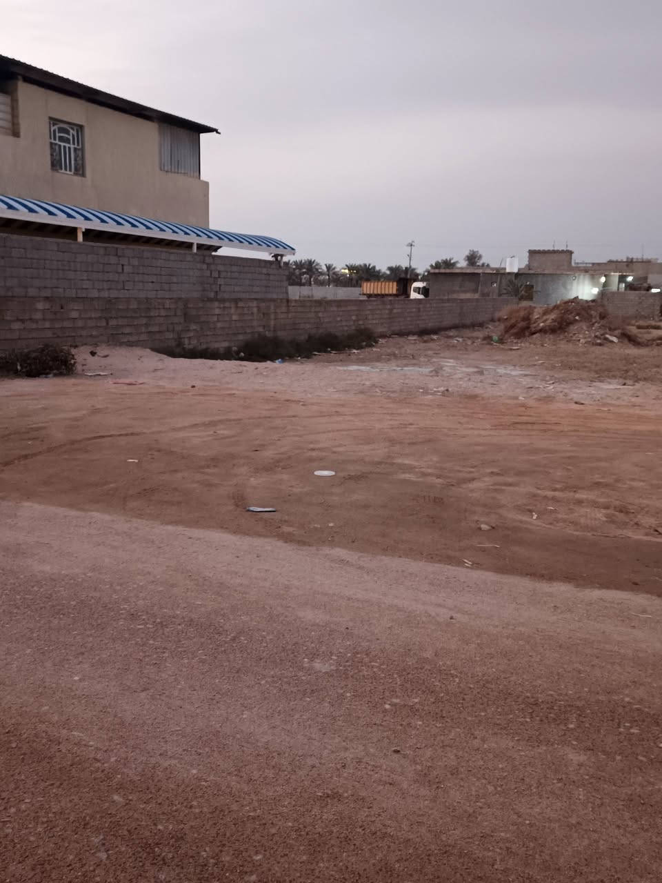 أسعد ألله أوقاتكم بكل خير 🌹
اللاستفسار ***********
توفر نص دونم للبيع

على شارع تبليط مباشرةً
واجه على شارع تبليط 22 م

وخلف الأرض نهر جاري
منطقه هدوء مرتبه

جميع الخدمات متوفره
ماء + كهرباء + مجاري

مدارس حكوميه أهليه كلش قريبه عليك

العنوان أبي الخصيب منطقت أبوكوصره يبعد على شارع ابوكوصره رئيسي 75م
وقريب على شارع الفوك

نوع العقار :  طابو ملك صرف زراعي عراقي سند 25

سعر 180 مليون وبي مجال
اللاستفسار ***********
