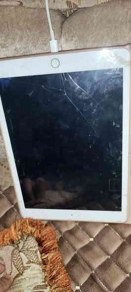 متاح 
ايباد 8 ذاكرة 32
مبدل شاشة وبطارية اصليات شاشة صارلي سنه من بدلتها وهسة بيها فطر مثل ما واضح بالصورة بس أبد مماثر على اللمس والبطارية صارلي 4 أيام من بدلتها يعني امان زر الهوم يشكل البصمة عاطلة ملحقات كارتونته  شاحنه أصلية مالته
إلي يريده يتفضل خاص أو اتصال واتساب أو رصيد 
***********
