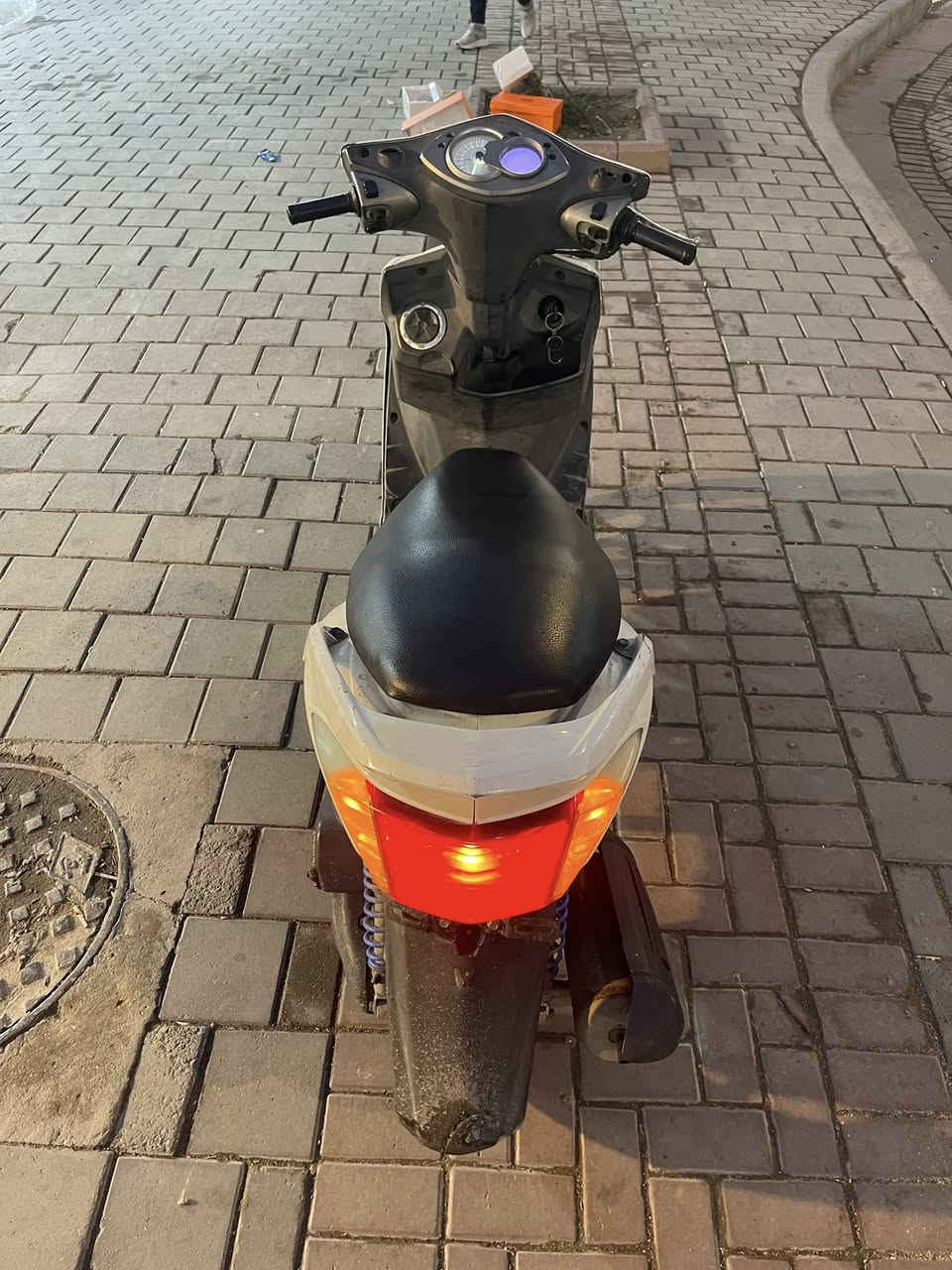 السلام عليكم للبيع دراجه سكنس فحل نوزل خطين دراجه ربع  نكره بكل وقت مكينه بلاديه خرسه  كهربائيات شغاله  دشبول هورن اشاير لايت دبل إشاره 475 مكاني بغداد الدوره شارع60رقمي ***********
