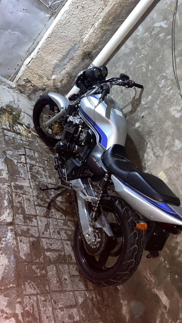 سيبي فور 400 16 ولف اوراق اصوليه مال معرض الدراجه نضيفه كلش ببل 10 ايام منزلها من الرمبه الدراجه احله من الصوره والفديو بهواي لين دنيه ليل ومصور مكاني بغداد شارع حيفا السعر 25 وبيها مجال بصيط كابريتر رقم *********** غير متواجد عل فيس
