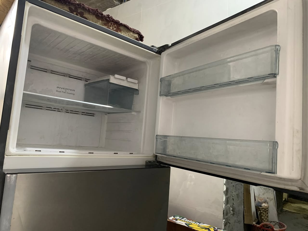 السلام عليكم ثلاجه هيتاشي للبيع ١٨قدم وبخاخ انفيرتر تواصل على رقم ***********
