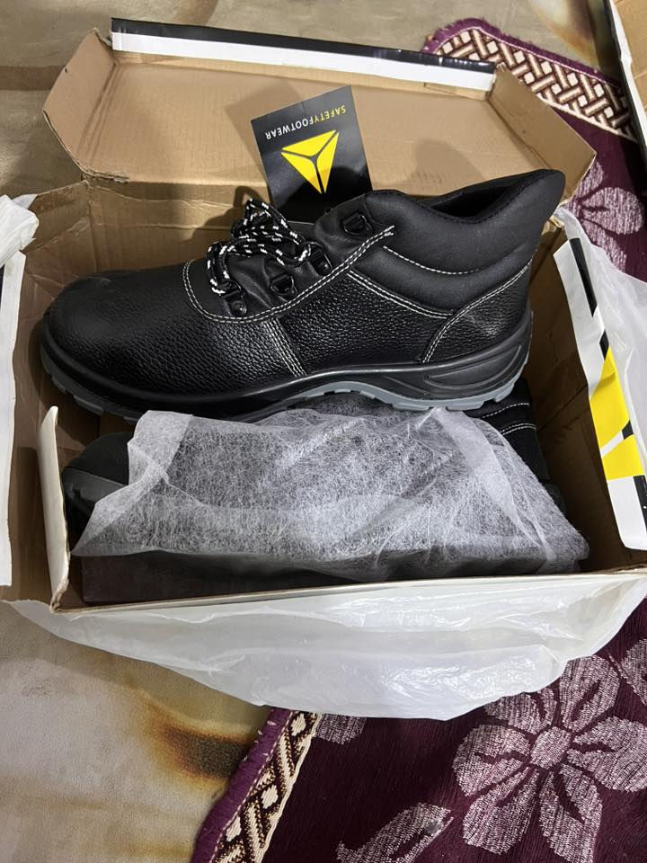 حذاء للبيع مكرم السامع جديده بعدهي بالكارتون ما ما ملبوسة ابد ثنين نفس الموديل واللون السعر الوحدع ب25 الزوج ب45  ***********
