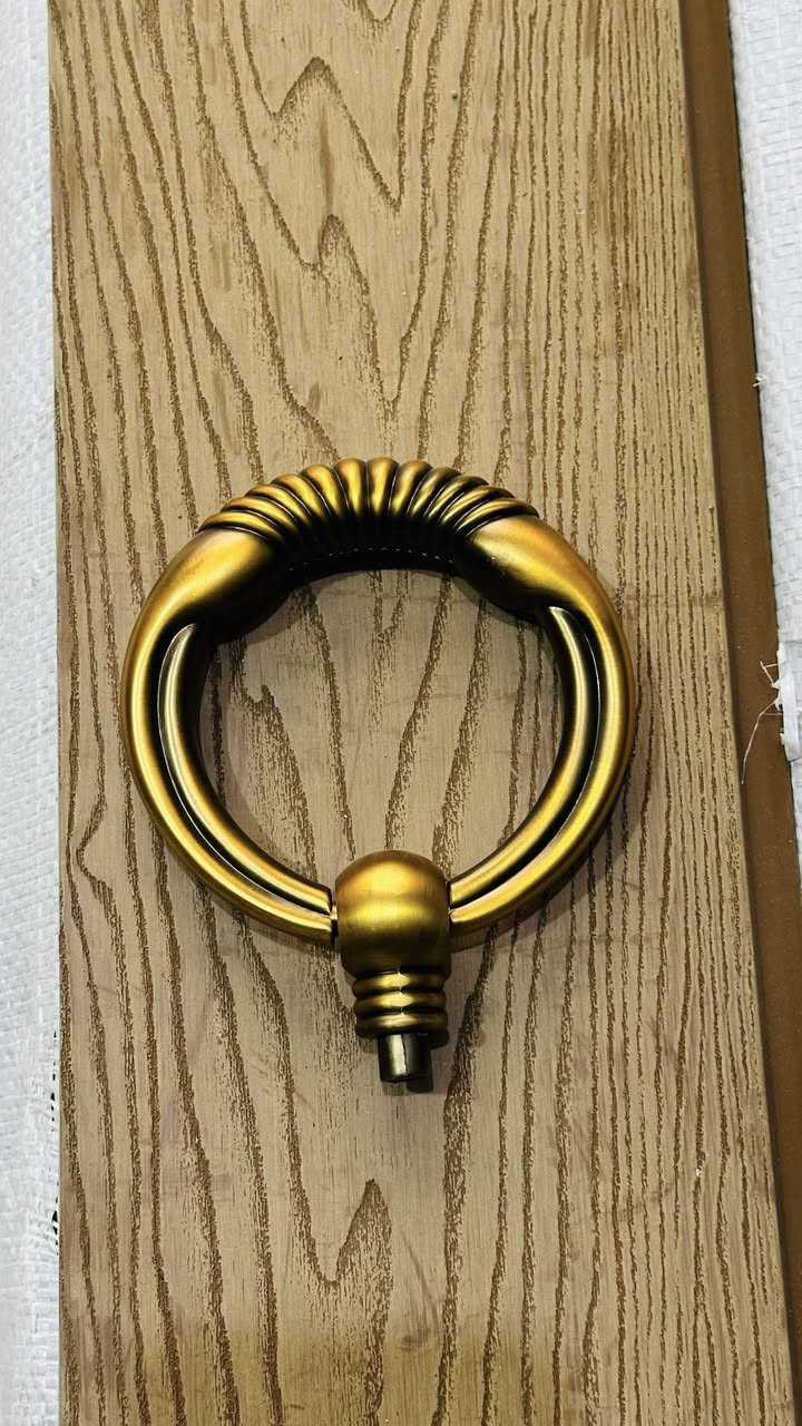 تتوفر مطارق باب 
جميع الالوان و الاشكال
————————————
الشطره / شارع دبي / قرب مستوصف الفتاحية 
***********
