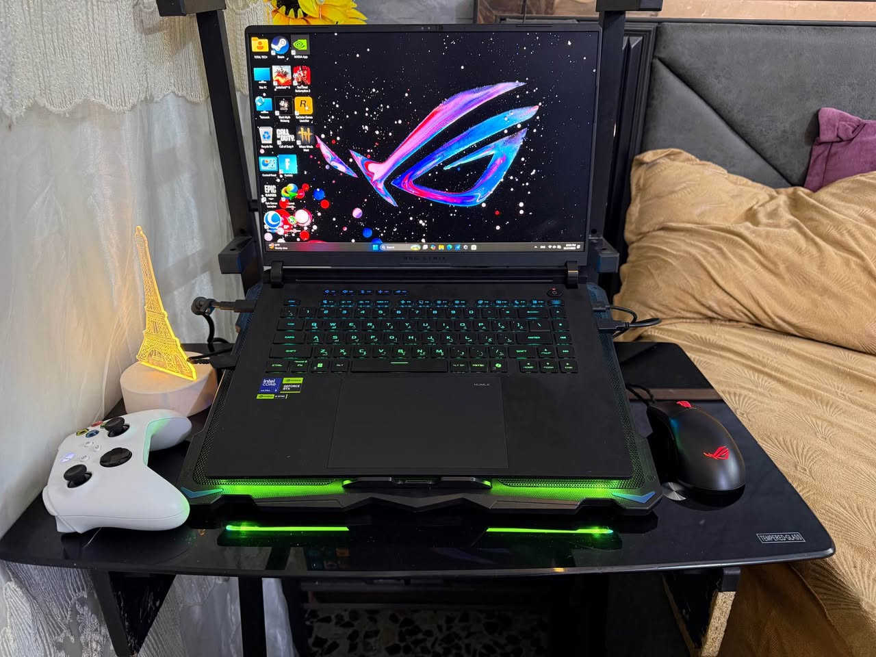 لابتوب Gaming احترافي للبيع – أقوى مواصفات حالياً

النوع: ASnoUS ROG Strix Scar 16 G635LW
الحالة: جديد / استخدام خفيف جداً

المعالج: Intel Core Ultra 9 275HX (أقوى معالجات الجيل الجديد)
كرت الشاشة: NVIDIA GeForce RTX 5080 – ذاكرة 16GB VRAM – قدرة 175W
الرام: 32GB DDR5
التخزين: 1TB SSD NVMe PCIe 4.0 (سرعة عالية جداً)

الشاشة:
 • 16 بوصة
 • دقة WQXGA (2560×1600)
 • تردد 240Hz
 • زمن استجابة 3ms
 • تغطية ألوان 100% DCI-P3
 • سطوع يصل إلى 1100 nits
 • شاشة ROG Nebula IPS أصلية
 • تدعم MUX Switch و NVIDIA Advanced Optimus

الاتصال:
 • Wi-Fi 7
 • Bluetooth 5.4

المنافذ:
 • USB 3.2 ×2
 • USB-C 3.2
 • USB-C 4.0

الملحقات الأصلية:
 • حقيبة ASUS
 • ماوس ROG Gladius III

مميزات الجهاز:
 • مخصص للألعاب الثقيلة جداً والتصميم
 • يشغل أحدث الألعاب على أعلى إعدادات
 • تبريد قوي جداً
 • شاشة احترافية للألعاب والمونتاج.

مع الضمان 🔥
وكامل الملحقات والكارتون 2 واللزكات👌🏽🔥🔥🔥 بغداد, العراق


**إذا كنت صاحب هذا الإعلان وتريد حذفه لأي سبب، رجاءا أرسل رسالة إلى الدعم الفني**