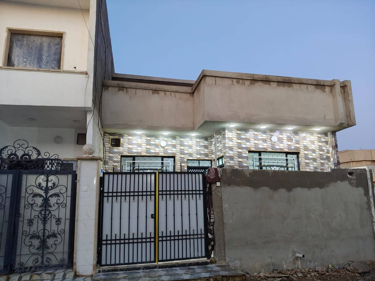 دار 🏠 للبيع في حي القوسيات
المساحه.   120.  م.  

يتكون من غرفتين نوم 🛌 هول استقبال مطبخ مشتملات داخل خارج 

اتجاه الدار 🏠 قبله 

بناء 🔨 حديث 

سند زراعي نموذج 25 حق التصرف وصل بلديه كامل 

خدمات ماء 💦 كهرباء ⚡️ 30. م عن التبليط 

دار 🏠 فول كامل جهاز للسكن 

السعر.   47.  مليون بي مجال 

الاستفسار بل الارقام. 

***********

***********
