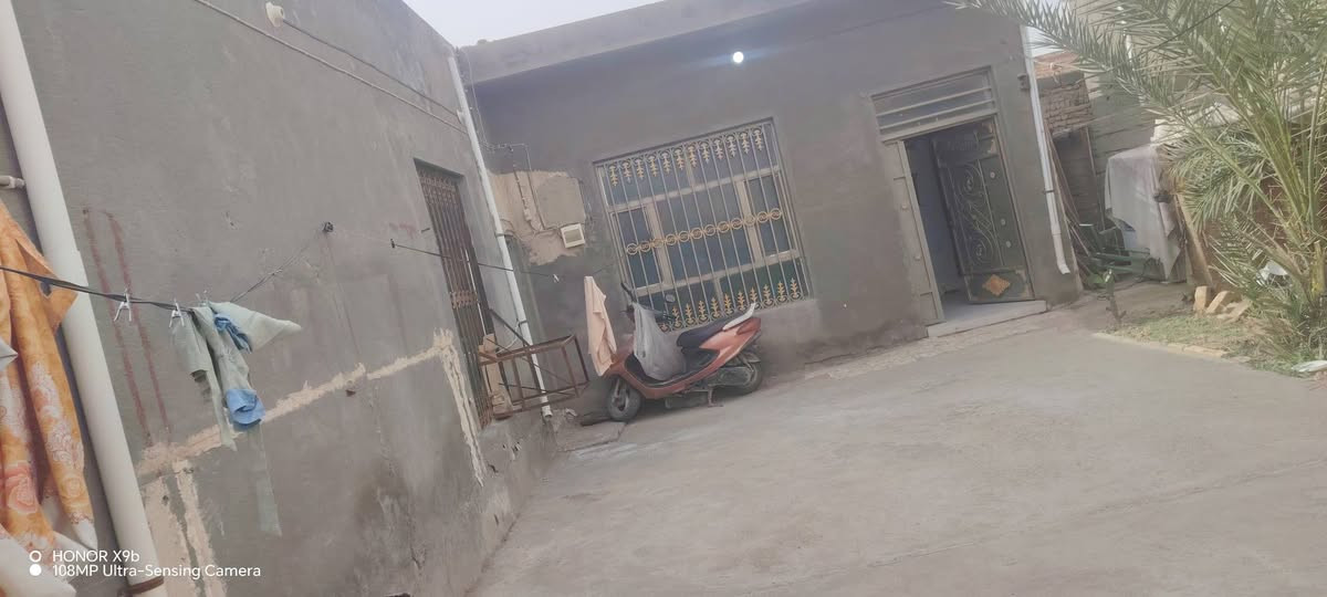 السلام عليكم ورحمة الله وبركاته
بيت للبيع الرميثه منطقة الجزرة مساحة ٢٧٥م
٣ غرف+ مطبخ +صاله(هول) +حمام+ براني ٩ونص حوشها وحَماماتها بوحدهن...***********
