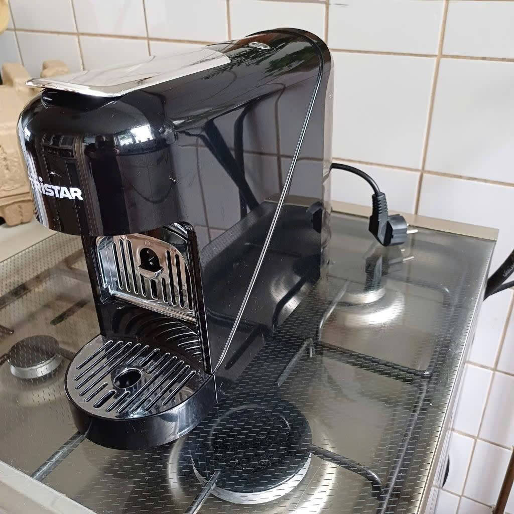 ماكنة قهوة كبسولات نسبريسو 🧋☕️ السعر 50 الف 🔥

ماكينة صنع القهوة بالكبسولات Tristar PD-903.

* التوافق: الماكينة متوافقة مع كبسولات Nespresso.

* الأداء: تحتوي على مضخة ضغط بقوة 20 بار لضمان استخلاص غني للنكهة والرائحة .

* المواصفات: تتميز بقدرة 1400 واط 

 * وخزان مياه بسعة 0.8 لتر.

تقوم آلة القهوة هذه بتحضير قهوة إسبريسو أو لونغو لذيذة

وبفضل الطاقة العالية التي تبلغ 1400 واط ونظام الضخ الذي يبلغ 20 بار، يتم ضمان أقصى قدر من الطعم والرائحة، مما يجعلها مثالية لأي وقت من اليوم.
‎


**إذا كنت صاحب هذا الإعلان وتريد حذفه لأي سبب، رجاءا أرسل رسالة إلى الدعم الفني**
