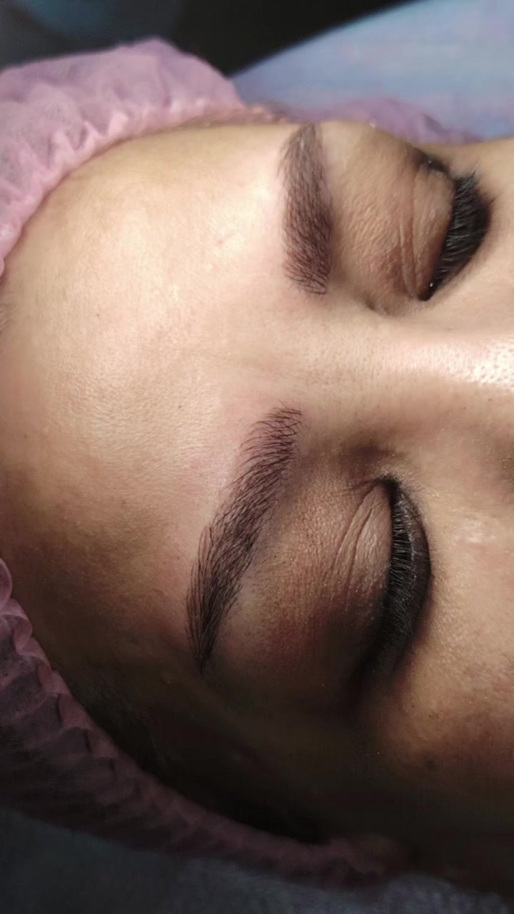 التفاصيل الصغيرة هي اللي بتصنع الفرق 🔍✨
رسم وتحديد الحواجب مش مجرد شغل، هو فن بيحتاج دقة وخبرة واختيار اللون والشكل المناسب لكل زبونة.
شغلي اليوم بيعكس النتيجة الطبيعية والكثافة المثالية بدون أي مظهر اصطناعي. نظافة الشغل وجودة المواد هي سر ثقتكم فيي.
​كوني دايماً بأجمل إطلالة واحجزي موعدك اسا. 💌

#واتسآب ***********📲
