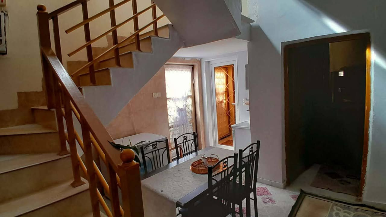 دار للبيع طابو زراعي صرف مساحه الدار ١٢٠ م واجه ٦.٥ طابقين بناء حديث يحتوي على غرفتين نوم مع استقبال وكلدور ومطبخ ومجمع صحيات داخليه وخارجيه العنوان الجزائر خلف ملعب الاداره المحليه للاستفسار الاتصال على الرقم التالي *********** او مراجعه مكتبنا الكائن في الجزائر مقابل مجبس التمور أو مدرسه الطريق الى المئه
