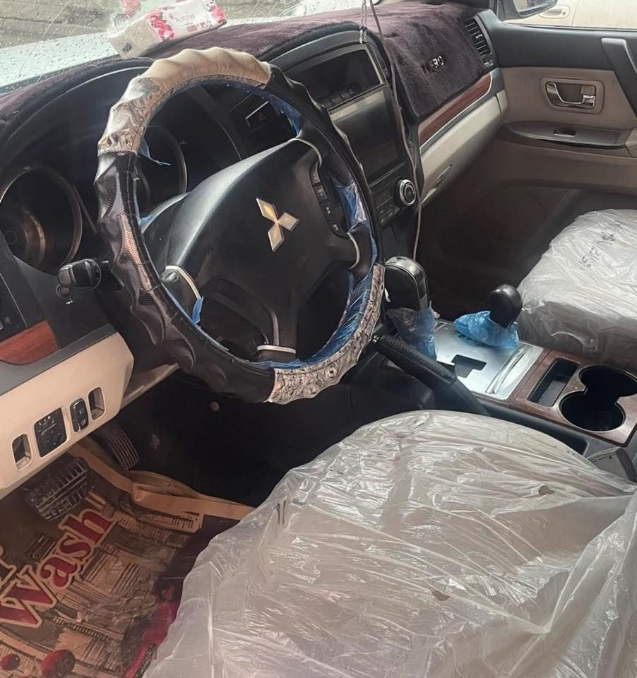 للبيع باجيرو موديل 2008 محدث 2020 رقمها بغداد 
المكينه بيها صرف بسيط مكاني.  بغداد  السعر 100
الرقم ‭٠٧٧٧ ٥٢٣ ٣٩٣٠‬
