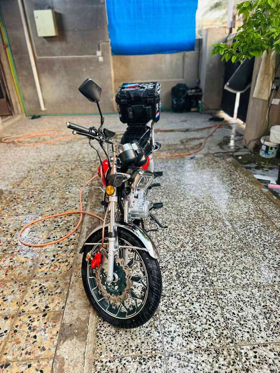 سلام عليكم شباب دراجه للبيع نقصها بس دشبول واشاير الدراجه خير من الله مكينه تخبل اوراق كامله دراجه سيفان 2024سعرها 600وبيها مجال مكاني بغداد المحموديه رقم ***********
