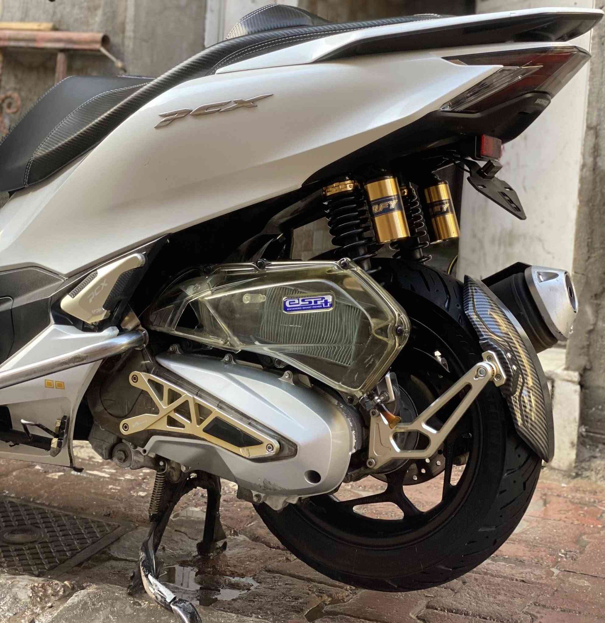 السلام عليكم للبيع
دراجة pcx 2023 ياباني وارد فيتنام 
مو كوري قطعة نادرة من لاخير 

لون ابيض صدفي 
طبت ماشية 4000 زيرو 
الحالي 24 الف حقيقي 
حجم المحرك 125cc 
ستيرن رياضي 4 قطع 
مري شفط اصليات 
درع حماية للدوسات + طلاعات وياهن 
كشن رياضي اصلي مختم pcx 
دبلات خلفية ام البطل 
قبق شوته + قبق كلجات شفاف 
+ اضوية متغير 
الذيل الخلفي رياضي 
قاعده رقم اصلية 
طلاعات القدم الخلفية نيكل Pcx 
درع حديد اصلي حماية قبق كلجات 
تدفئه باليدات + حسام زدحام 
ستان كهربائي بالكوري يجي ملغي للمعلومه 
كفالة كشر + مكينة + كلجات + صوت خشن 
وكهربائيات علمود لتسلني عليهن شرط فحص 
دشبول صافي لا جيك ولا مدري شنو 
وبعد عليه غراض منذكرن 
اكرر كفالة من باب تاخذها 

اي ستفسار متواجد خاص واتساب 
رقمي *********** 

مكانها النهظة شارع شيخ عمر 
قرب باجة الحاتي
