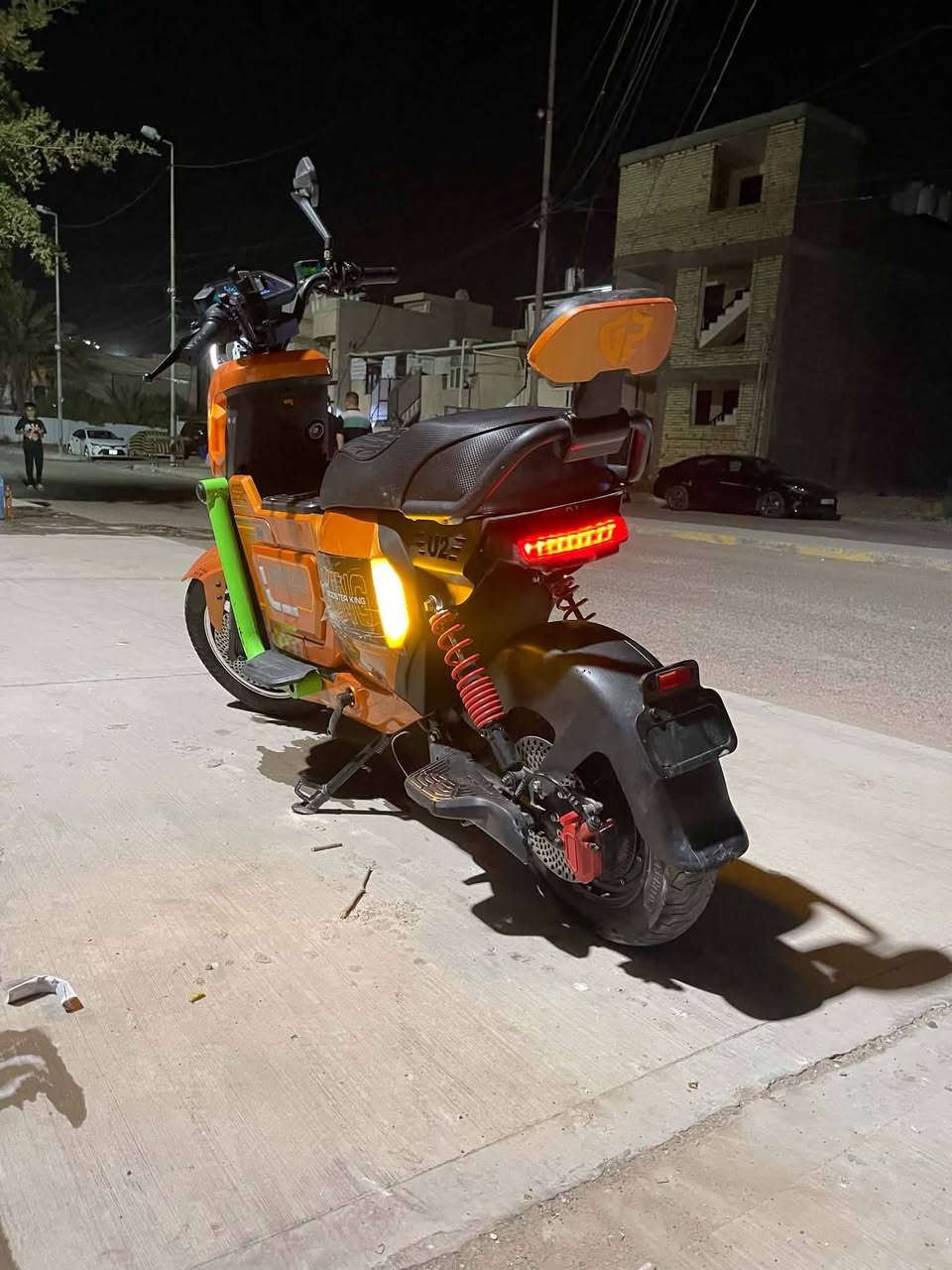 السلام عليكم دراجة F15 لبيع بطريات علا فحص يغرن 11 كلهن بيها سوجين وبصمة وكارت شاحنتها اصلية مرات موجودة ملفها 2000 دراجة كاملة 5 بطاريات مكاني بغداد رقمي *********** سعرها  مناسب واتساب وسنجر  فقط
