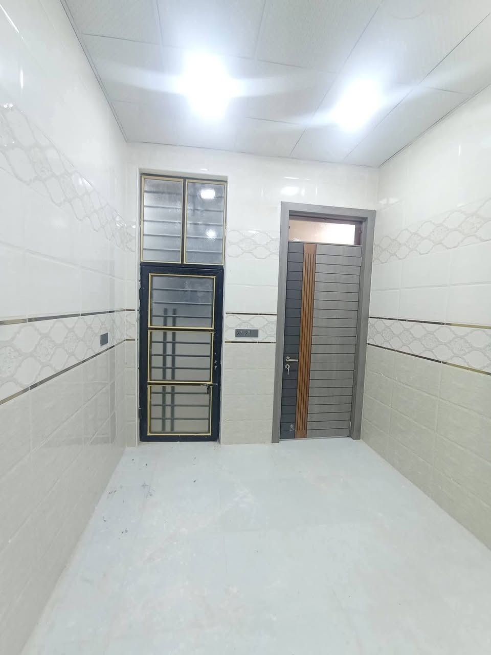 دار_للبيع بناء حديث حله_نادر_الاولى حي الزيتون 

المساحة 140 متر طابو زراعي سند25 

طابقين ثلاث غرف نوم وصاله وكليدور مطبخ وجمع صحيات  كراج سياره 

عرض الشارع 10متر تبليط مجاري كافة الخدمات 

للاستفسار الاتصال ***********
***********
مراجعة مكتب سومر للعقار نادر الاولى على الشارع الخدمي قرب حسينيه حنتوش
