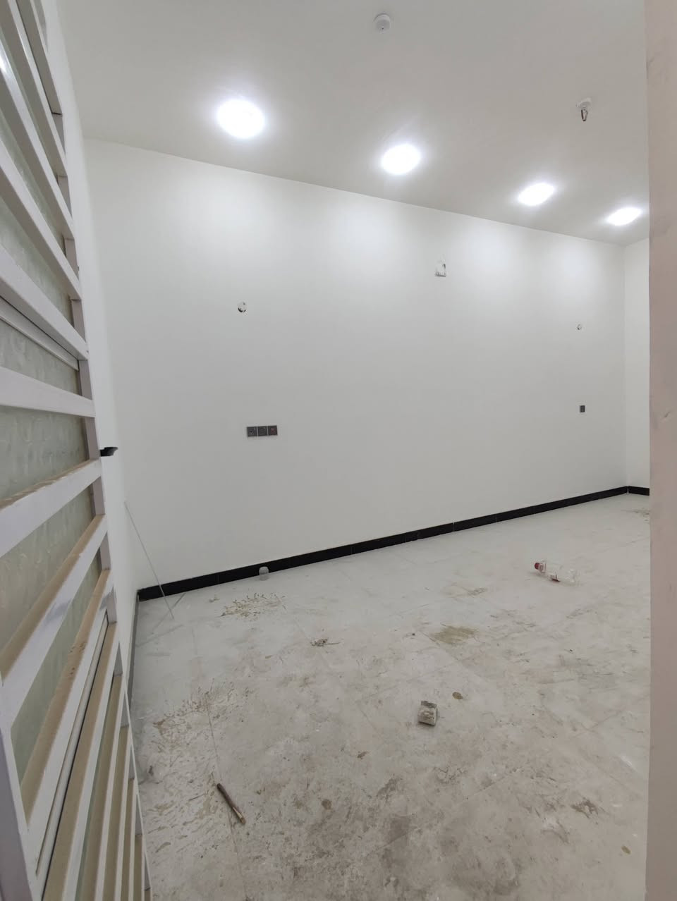 بيت 100 متر بالاسكان الصناعي نهاية النزله الأولى
البناء حديث وشغل درجه اولى
طارمه استقبال وصاله وغرفه ومطبخ وصحيات داخليه وخارجيه ومنور وسطح اشتايكر
السعر والتفاصيل اتصل ***********
