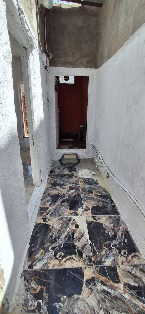 السلام عليكم
بيت رهن مساحته ٥٠ م يتكون من غرفه ومطبخ وصحيات وطارمه المكان كربلاء حي العامل قريب ع الشارع العام
 للتواصل:***********
واتساب:***********
