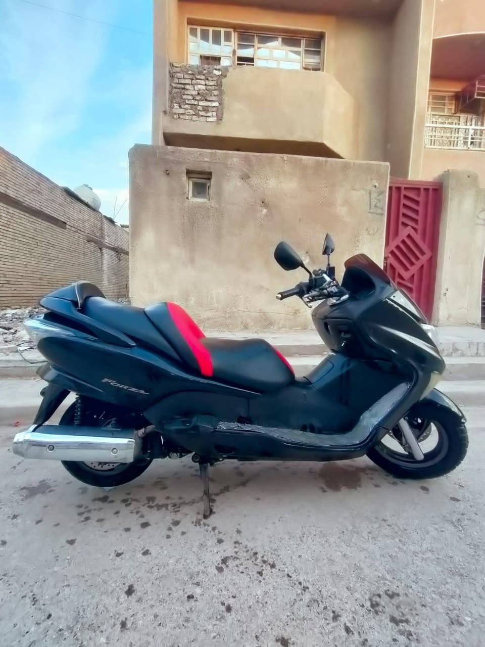 السلام عليكم فورزة صفر ثمانيه 08 عميه بلاد محرك بلادي مكفول نكرة بكل وقته ومداري دهن اصلي دائما دبلات بريكات كلها تمام باتري كلشي زين بيها الدراجة نضيفه الكفرات شوف العين عنواني بغداد العبيدي.
*********** 
رايدها ب 850
