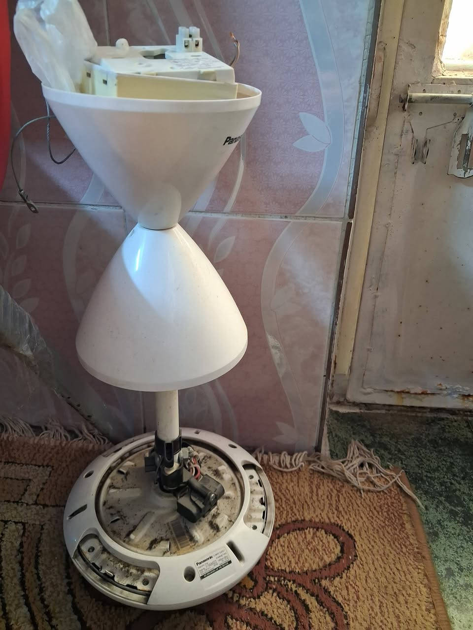 مبردة مستعملة شغالة كاملة مع مروحة سقفية شغالة سرعة بطيئة رسالة اولى بغداد هاتف واتساب***********
