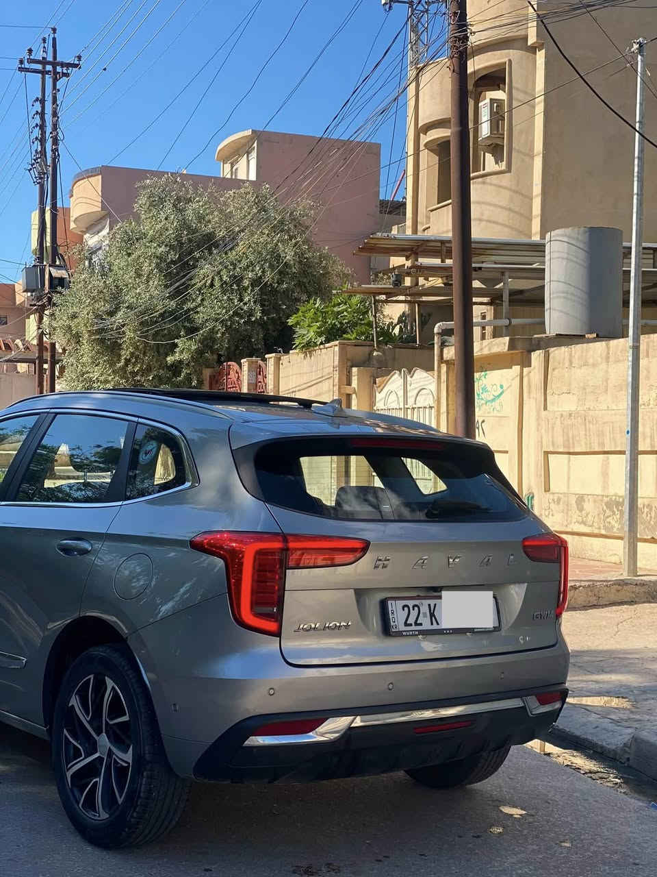 السلام عليكم 
سيارة هافال جولين مستعملة موديل 2023 
عداد المسافة 48.000 KM 
اللون رصاصي 
فول مواصفات ومكفولة كفالة عامة بيها شبر جوه الرقم تعديل بارد 
السياره رقم أربيل شرط التحويل 
مكان السيارة الموصل 
——————-
المواصفات :-
1. محرك 1500
2. ناقل الحركة 7 سرعات دبل كلج 
3. التشغيل والتوقف التلقأئي  
6. المقاعد الامامية كهرباء ومجهزه بخاصية التدفئة
7. نظام الدخول الذكي بدون مفتاح 
8 بدلات التغير السرع شفتات على المقود 
9 . حساسات نقطة عمياء + مساعدة تغيير المسار 
10. نظام الصوتي سستم من انفنتي 10 سماعات 

11. نظام الاصطفاف الذاتي بالكامل اتو بارك 
12. لوحة عدادات رقمية قياس 10.25 + شاشة لمس وسطية قياس 12.3 انش 

12 نظام الثبات الالكتروني 
نظام التحكم بالفرامل  
نظام التحكم بالسحب 
نظام التحكم بالفرامل على المنعطفات 
نظام مانع الدحرجه ضد الانقلاب 
نظام التحكم بالسرعة التكييفي 
نظام ابطال الفرامل 
نظام مساعد الفرامل الهيدروليكي 
نظام مساعدة النزول من المنحدرات 
نظام مساعدة الصعود في المرتفعات 
نظام حساس ضغط الاطارات وحرارة الاطارات 
نظام تحذير من الاصطدام 
نظام مكابح طوارئ 
نظام التعليق الأمامي مستقل ونظام الخلفي مستقل متعدد الوصلات  

13. كاميرات محيطية بتقنية 360 درجه 
14. المقاعد من جلد النابة الفاخر  مشمشي
15. وسائد هوائية. 8
السعر 155
***********
