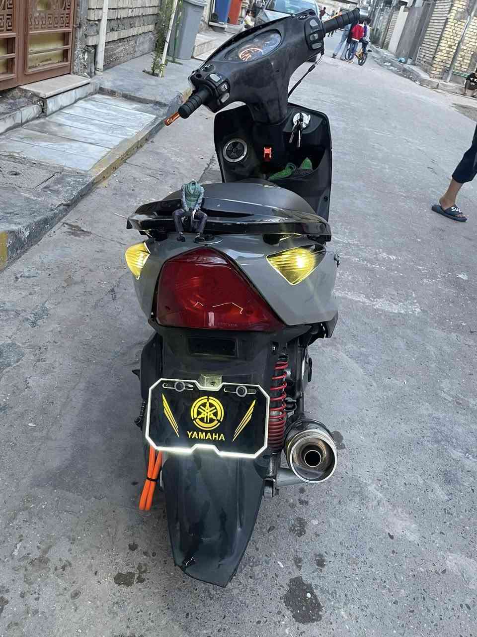 ثعلب ١٤٠ 
لونها السابق احمر وصبغتها سمنتي 
بوشه ٥٨ونص 
كلج امامي رياضي 
ستاند صفح رياضي 
يدات رياضي 
تعلاكه رياضي 
صالنصه رياضي 
لايت لونين ثلجلي و اصفر 
اشاير رماش 
تايرات امامي وخلفي جديد  ولونهن اسود مصبوغات 
باتري جديد 
سلف رياضي 
بنزات جديده 
هلال هندر جديد 
كابريتر بيت سهم جديد 
بلك جديد 
ملاحظه المحرك فاتحه اني بيدي  ومبدل بي روله تفصيخ اصليه 
الدراجه شاهد الله مصروف عليها هواي 
وبل عافيه على الياخذها 
السعر ٦٥٠ 
*********** 
بغداد
