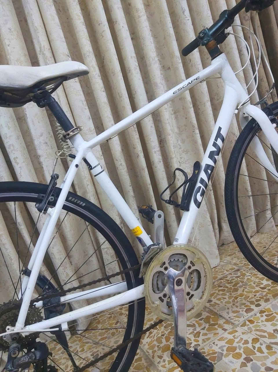 جوه السوك ابلاش 

دراجة نوع 700c ماركة GIANT سكيب غني عن التعريف لشة مضلعة نظافة 97/% اخت الجديد 

معدن فول المنيوم 
                        سستم شيمانو كامل 
                                                  كيورة سحب دفع شاشة

دشالي 3امامي 8خلفي 
                             قياس الفريم 50M  
                                                       نظام الويالة كمبليون

الدراجة ليبل واحد بدون اي قطعة تبديل جاهزة من كلشي 

السعر 150الف ثابت 🔓

((العنوان/بغداد/البلديات)) رقم الهاتف ***********
