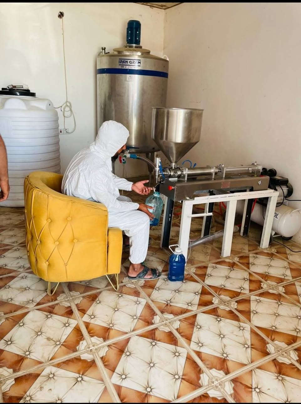 معمل منظفات للبيع جاهز مع أجازة تنمية صناعية مامستخدم جديد ،،
•خلاط 1000 لتر ستانلستيل اصلي مع ماطور 
•مكينة تعبئة نوزل واحد 1000 ملم وأقل
•طربمة تشتغل على تعمل على هواء كمبريسر لتعبئة قياسات متنوعه حسب طلب حتى 100 لتر
•كمبريسر حجم 100 لتر مع خزان ماء بلاستك 1000 لتر
•مكتب 

ملاحظه معمل كلشيء جديد وغير مستخدم نهائيآ
سعر 30 ورقه
مكان معمل محافظة المثنى 
لتواصل واتساب ***********
