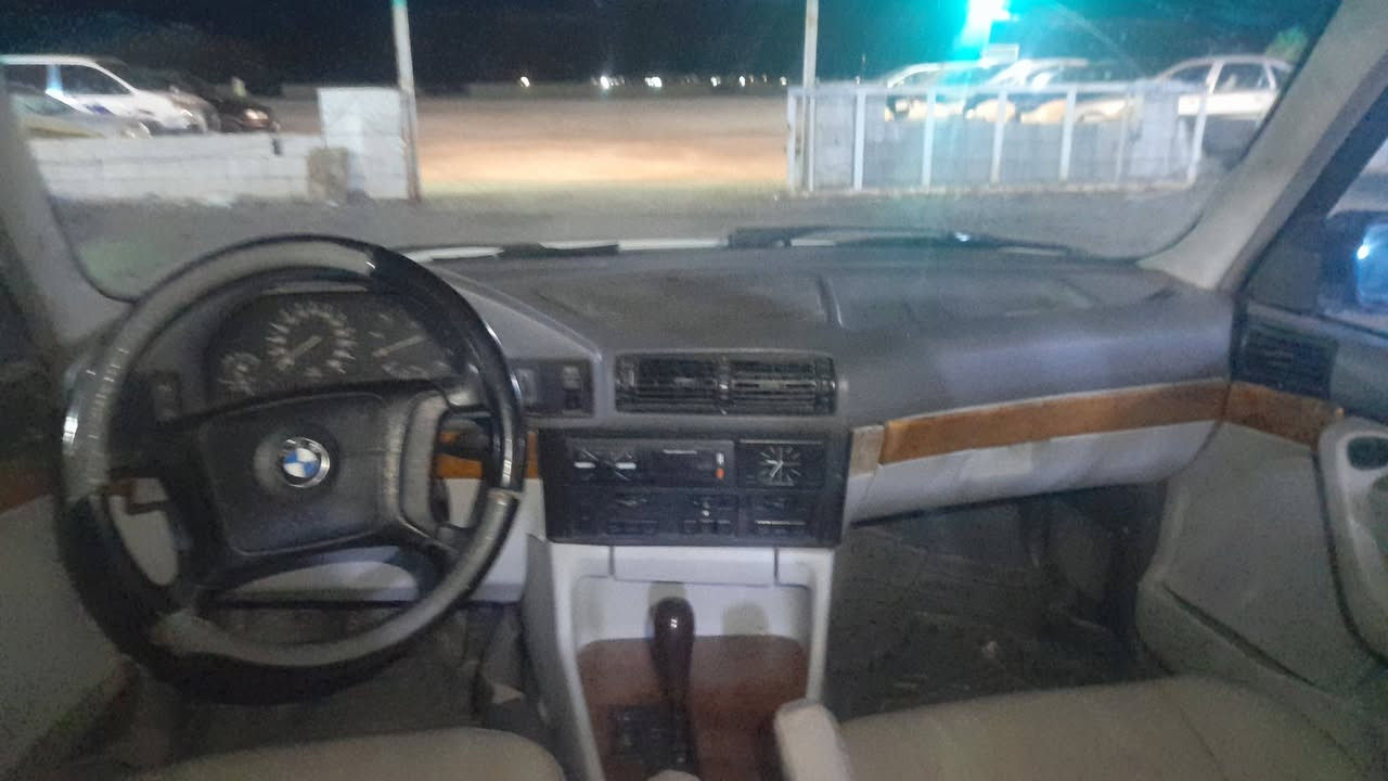 السلام عليكم بي ام ٥٠٠محرك مسكروارد ياباني موديل ٩٣ بجم عريض ٩٥ سيارة جديدة تبريد شغال بس الصدر موزين السعر ٥٥ وبيهة مجال مكاني الانبار***********
