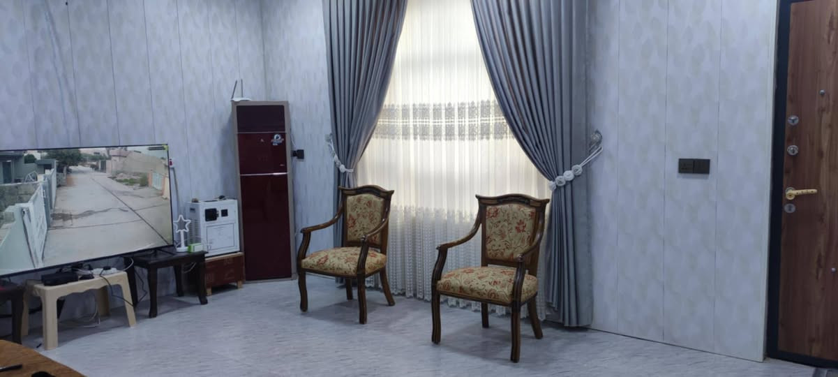 ديالى خانقين منطقه ملا عزيز بيت للبيع مساحة البيت 1000مترحديقه خلفيه مساحة البيت200متر سعر البيت55مليون البيت طابقين البيت زراعي توزيع بلديه البيت مكان كراج موجود وطارمة اماميه طابق ثاني ثلاث غرف وصحيات وطابق ارضي غرفه نوم وغرفه خطار وهول ومطبخ وحمام البيت فول سيراميك سقف ثانوي 
رقم هاتف *********** خناقين, ديالى
