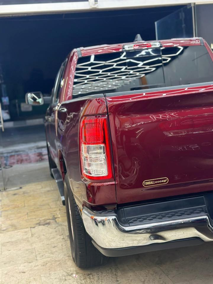 سلام عليكم  رام 2019 باب طويل بدي قصير  بك هورن مواصفات العاديه مكينه 6 سلندر  اوتو ستار مكينه وكير جدد تخم تاير جديد ماشيه 70 الف بيه 3 قطع جاملغ خلفي وباب خلفي 
وبيه جاملغ امامي مبدل نفس اللون مكاني بغداد 
***********
