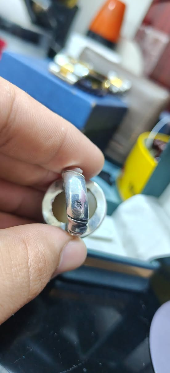 سلام عليكم احبتي الغوالي 
وينهم عشاق الجزع البقري
يالله جزع بقري افريقي من النوادر والروائع خاتم جميل يتميز بطاقة قوية وصياغة يدوية رائعة وزن الفضة فقط 18 غرام 
عرض الحجر 2 سانتيم وكسر 
سعر الخاتم 185 ألف وبي مجال  واني خادم للطيبين اللي يعجبة يتفضل خاص او يراسلني واتساب اني حاظر باي وقت. 👈 *********** 
العنوان ( النجف _ كوفة _ حي ميسان ) واني خادم لك احبتي
