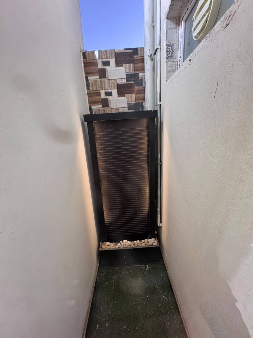 للبيع دار مساحة 150 متر 7.5x20
🏡 دار حديثة للبيع – جاهزة للسكن
✅ البيت جديد بالكامل وغير مسكون سابقاً
📍 الموقع: التصنيع قرب الدفاع المدني
▪️ واجهة الدار لبخ مع تطعيمات فلين 
▪️ جوانب الدار معزولة بالكامل بمادة الفلانكوت
▪️ السطح معزول شتايكر مع فلين 
▪️ 4 غرف نوم واسعة ومريحة
▪️ 4 مرافق صحية بتشطيب متكامل
📞 للاستفسار: اتصال على رقم
*********** ☎️ مكتب الأمين للعقار على شارع 60 مقابيل مجمع طيبة 2
