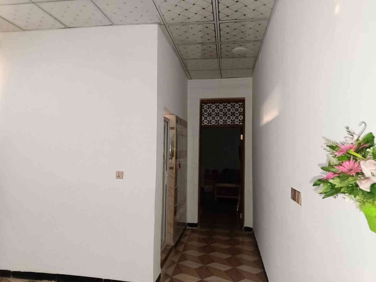 السلام عليكم بيت للبيع في السلاميات 100م طابقين يحتوي على ثلاث غرف نوم واستقبال ومطبخ وحمام فوك وحمام جوه  والبيت امئجره حالين رقم القطعه 286 لاستفسار أكثر الاتصال او واتساب على الرقم ***********
