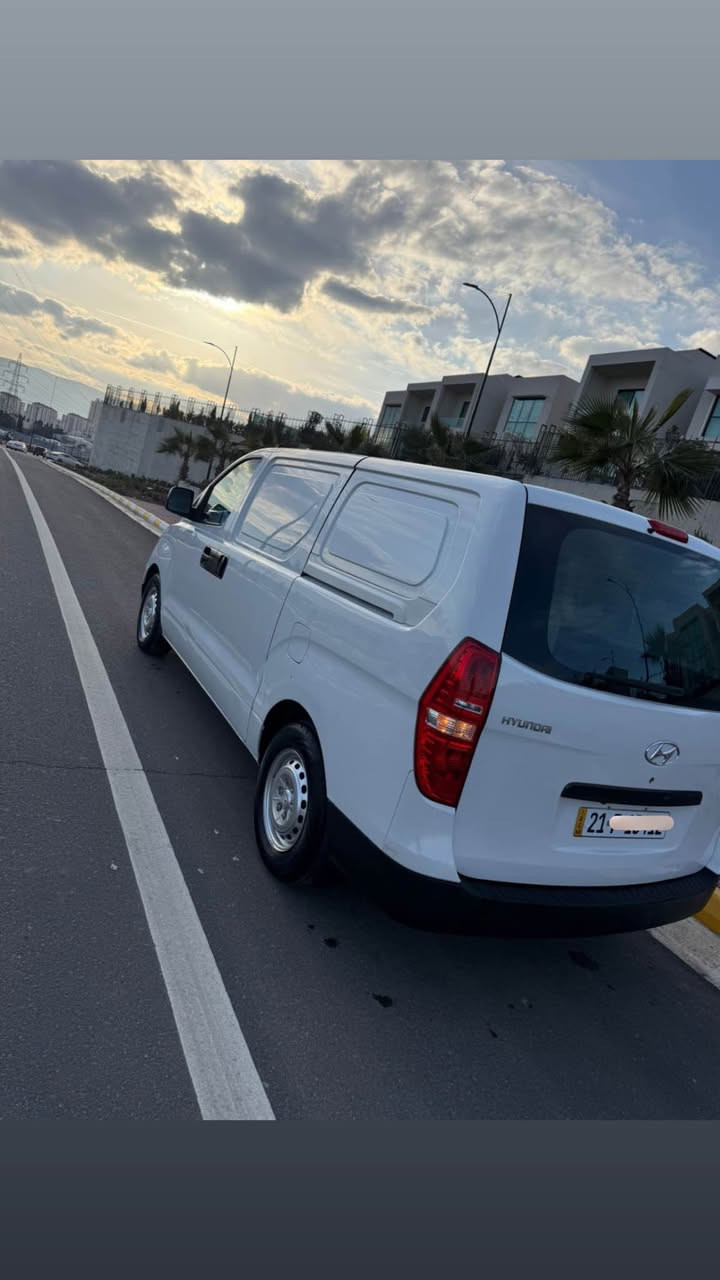 ‏Hundai H-1 ڤان كامل
موديل ٢٠١٦ 
لاى سةكن بوياخ لةسةر ساغى 
سنوى تازةية تا سالى ٢٠٣٠ 
گير عادى 
جام كارةبا 
 مةكينه بنزين 
سعر ١٤٨$ ومعامله
ژ.م.  *********** السليمانية, العراق
